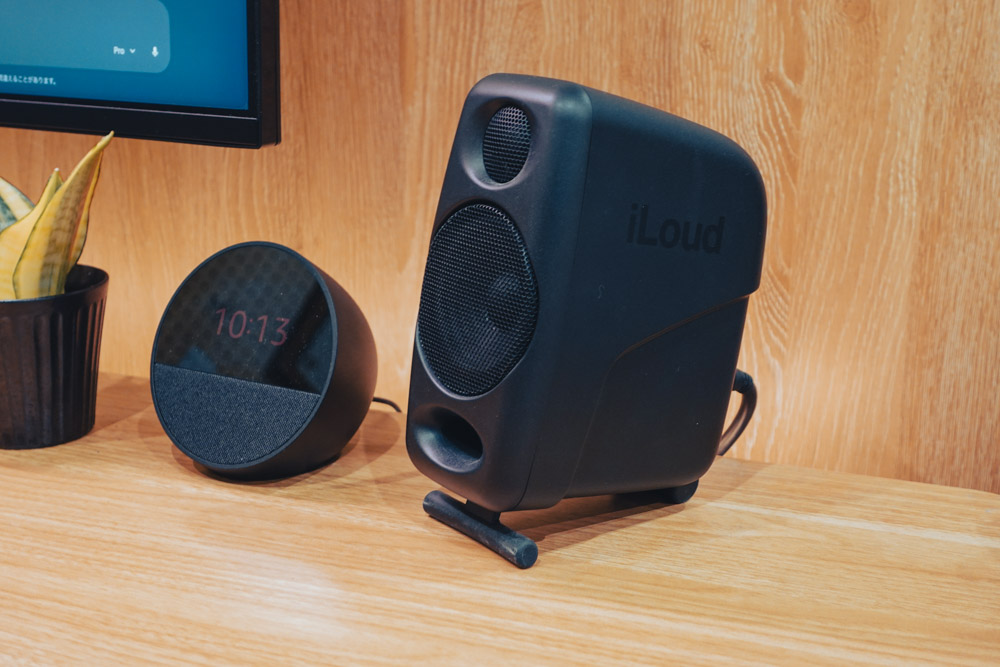 デスクで活躍中のiLoud Micro Monitor