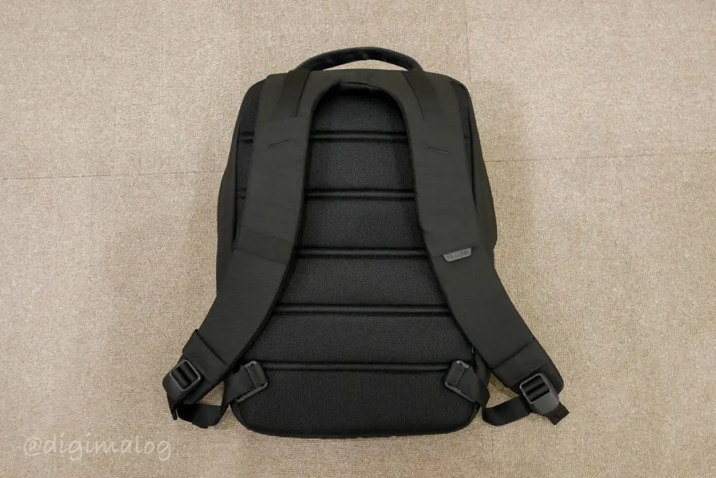 Incase City CompactはMacBook Pro/Air用リュックに丁度いい