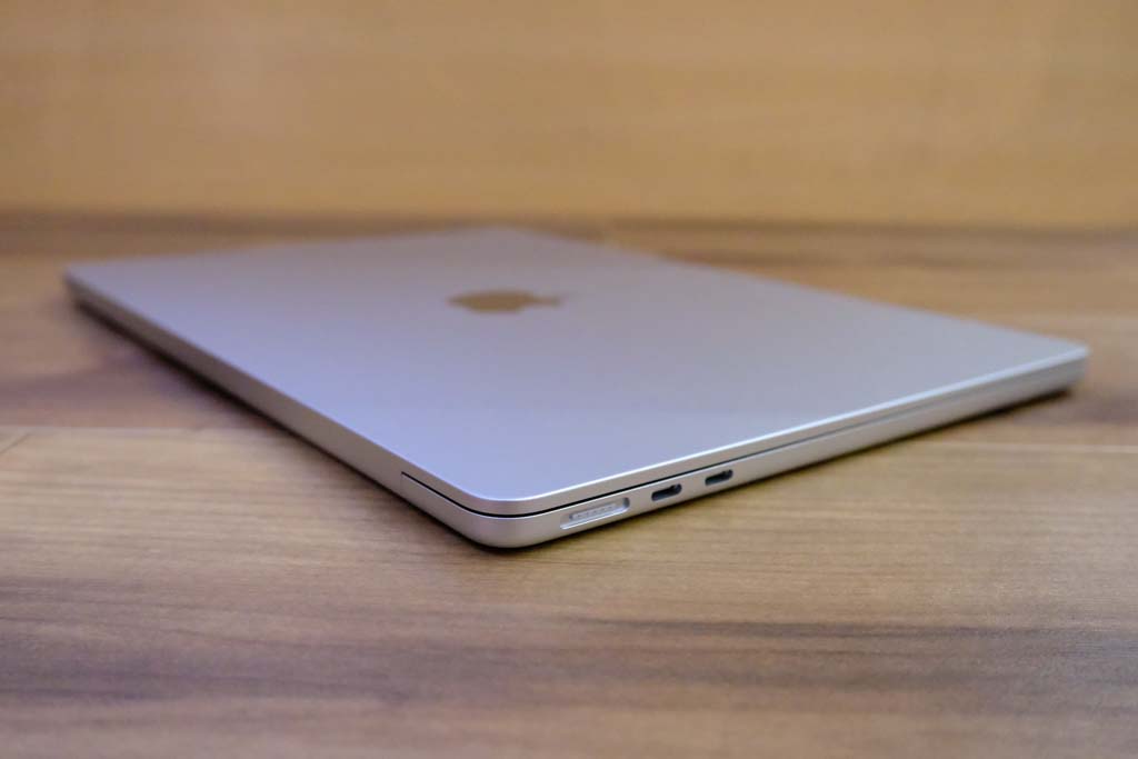 レビュー】M2 MacBook Airをメモリ24GBに！｜MB Pro M1 Maxと比較 | で 