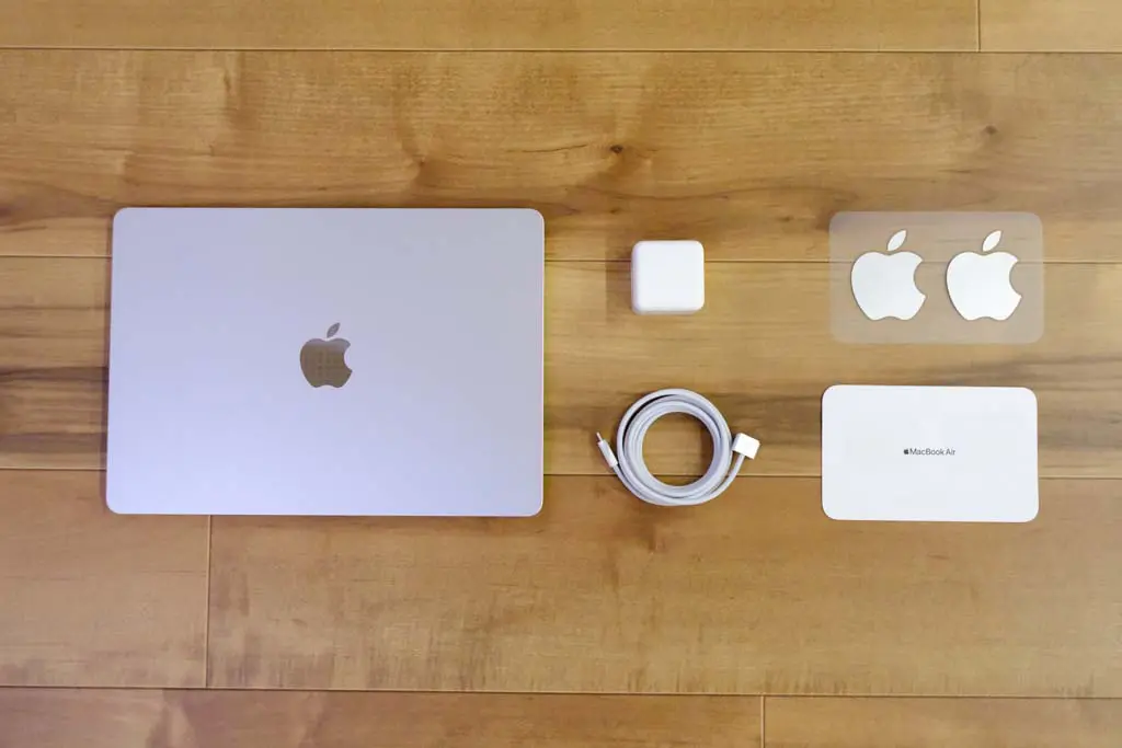MacBook Airとすべての付属品-