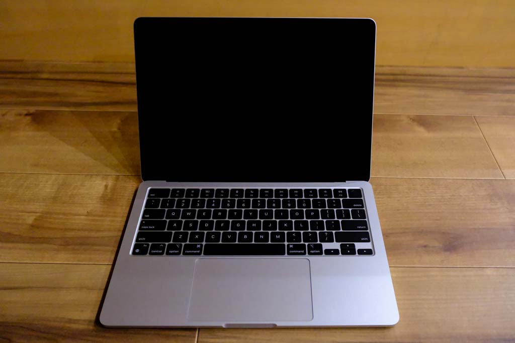 レビュー】M2 MacBook Airをメモリ24GBに！｜MB Pro M1 Maxと比較 | で 