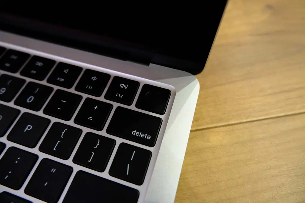 MacBook Air（M2, 2022年モデル）24GBメモリ Amazon.com: Apple 2022 MacBook Air with Apple M2 Chip with 8-Core