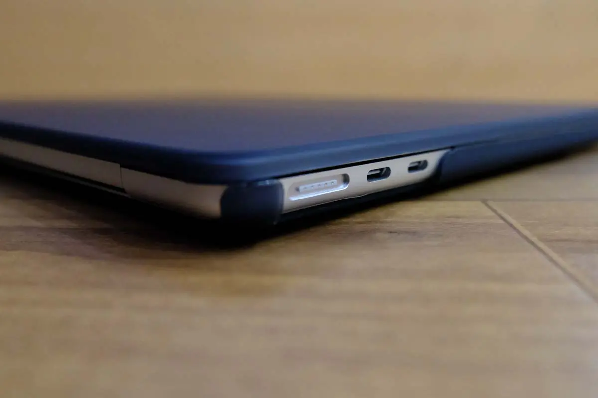 TWOLSKOOのM2 MacBook Air用ハードケースで指紋なしミッドナイトに 