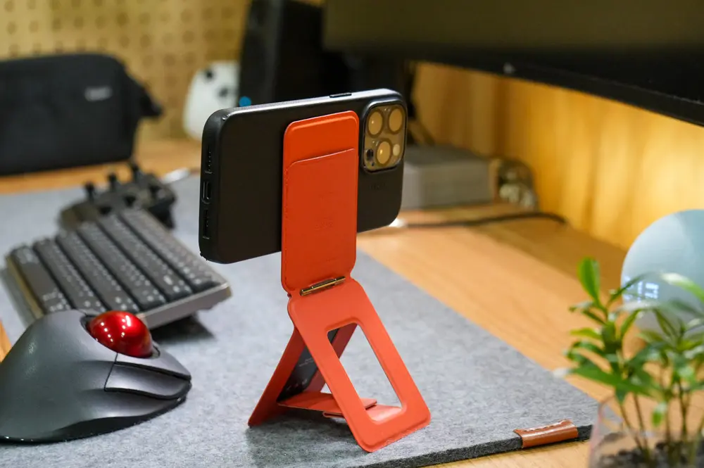 MOFT 8-in-1 多機能スマホスタンドはカードポケット付き！