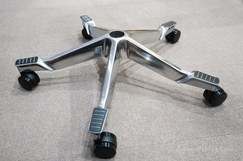 FlexiSpot C7 Morpherの脚部。ステップがイイ!