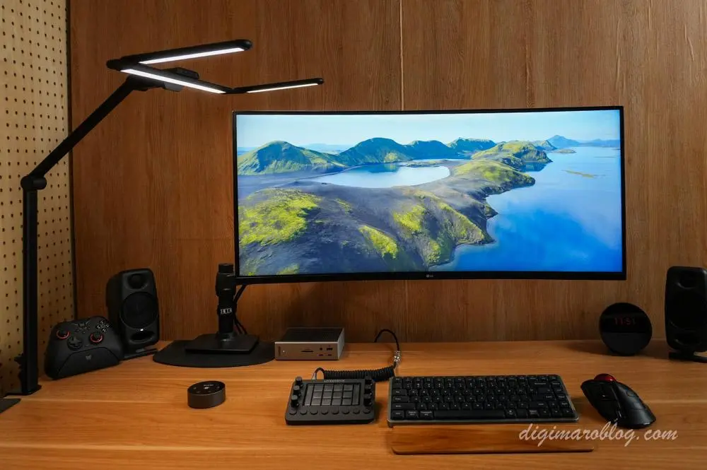 31.5インチLG スマートモニター＋52cm Quntis デスクライト モニターライトバー | Quntis スクリーンリニア