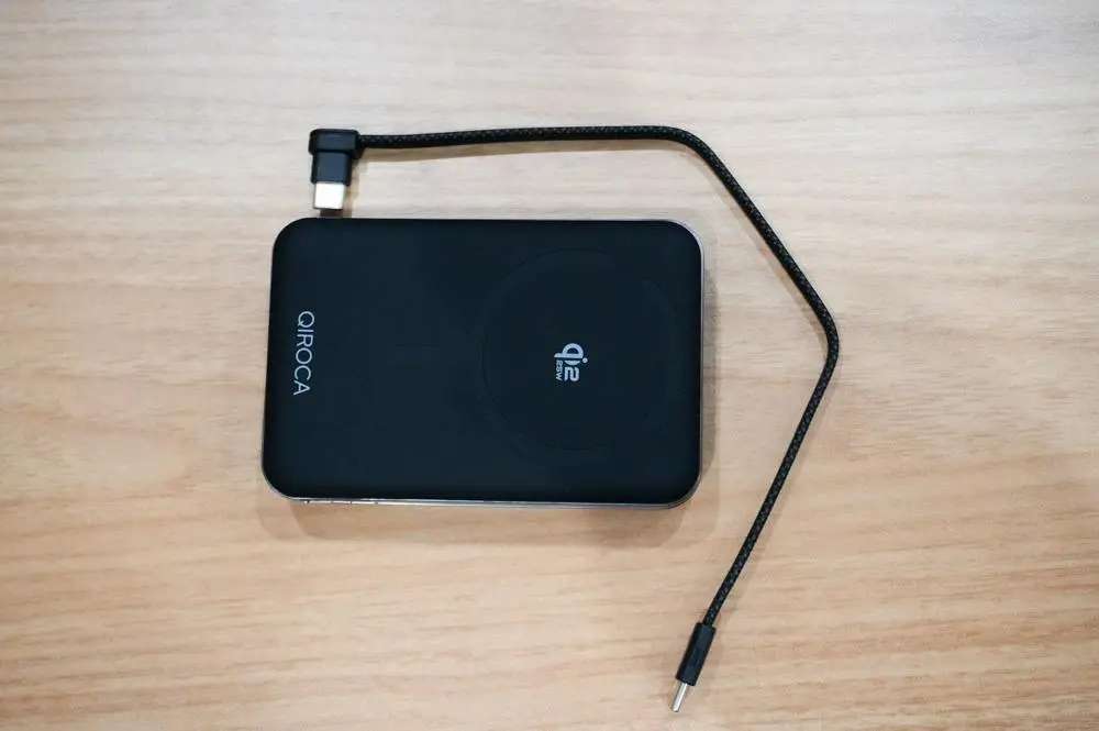 レビュー】QIROCA Qi2 25W対応 モバイルバッテリー 10,000mAh｜半固体