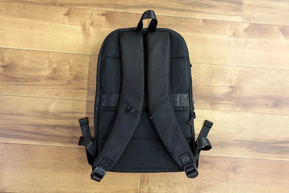 レビュー】超薄型7Lから自立型14Lへ拡張できるビジネスリュック