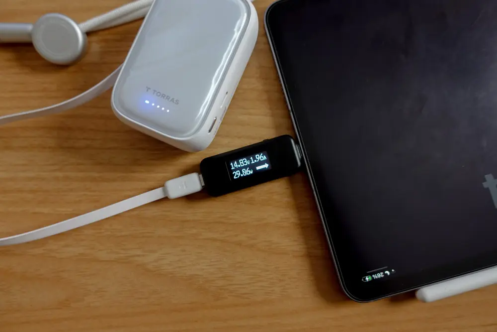おしゃれなのに本気仕様｜TORRAS PearlGo 2in1はカラビナ型10,000mAh