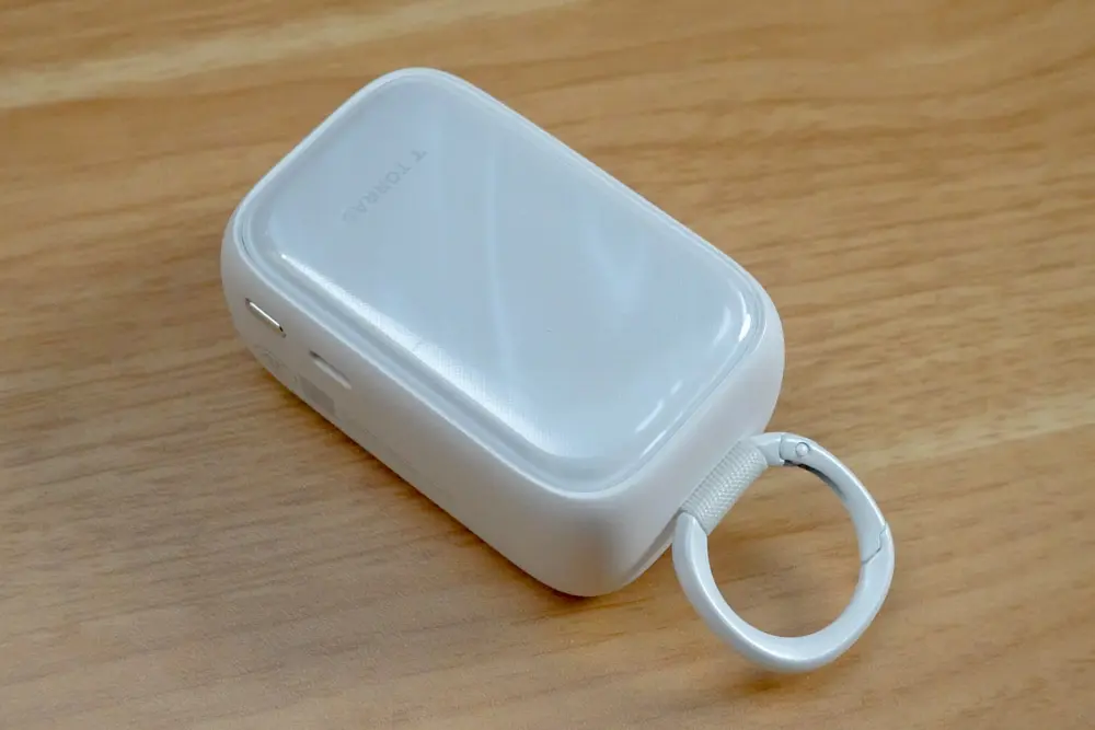 おしゃれなのに本気仕様｜TORRAS PearlGo 2in1はカラビナ型10,000mAh