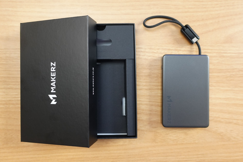 箱から出したSOLIDZ Power Bank モバイルバッテリー