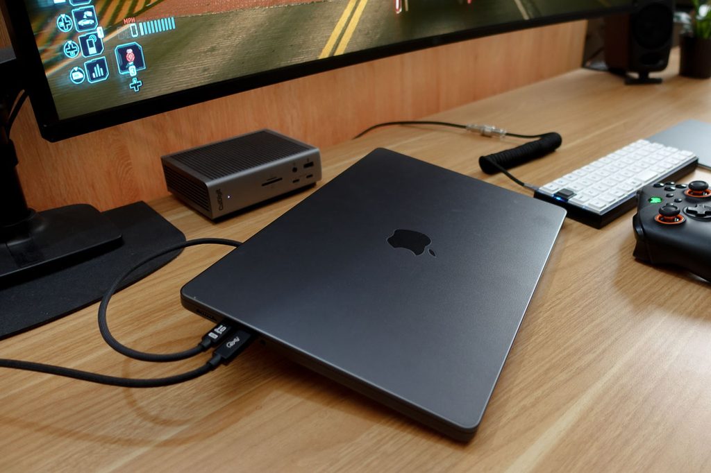 MacBook Proにセットした小型ペルチェ冷却クーラー「400-CLN043」