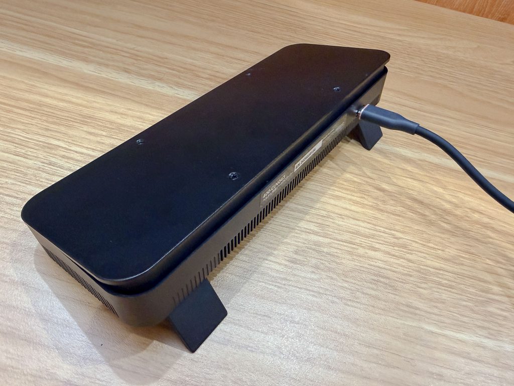 電源を繋いだ小型ペルチェ冷却クーラー「400-CLN043」
