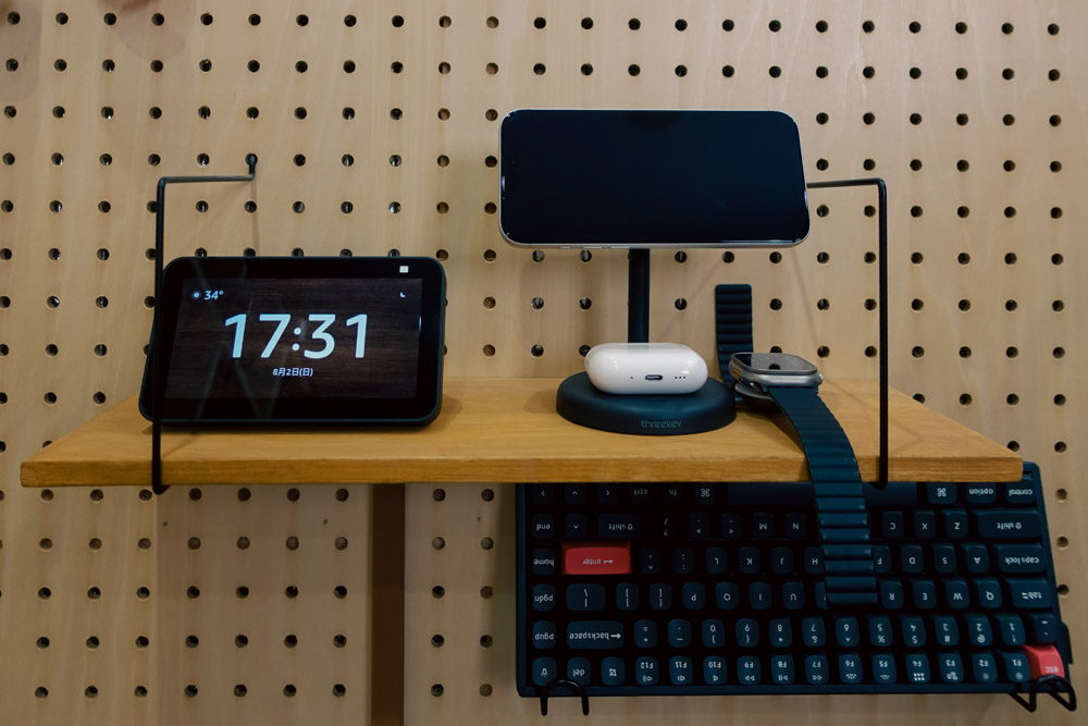 デスク横に設置したTHREEKEY Mag ワイヤレス充電器 Lite (2-in-1 スタンド)