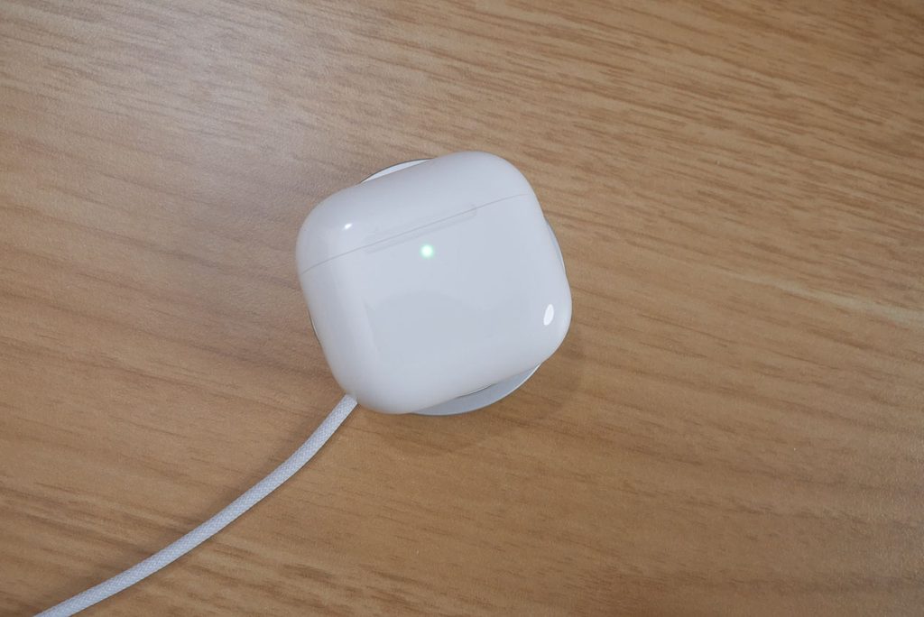 MagSafe充電器でワイヤレス充電中のAirPods5