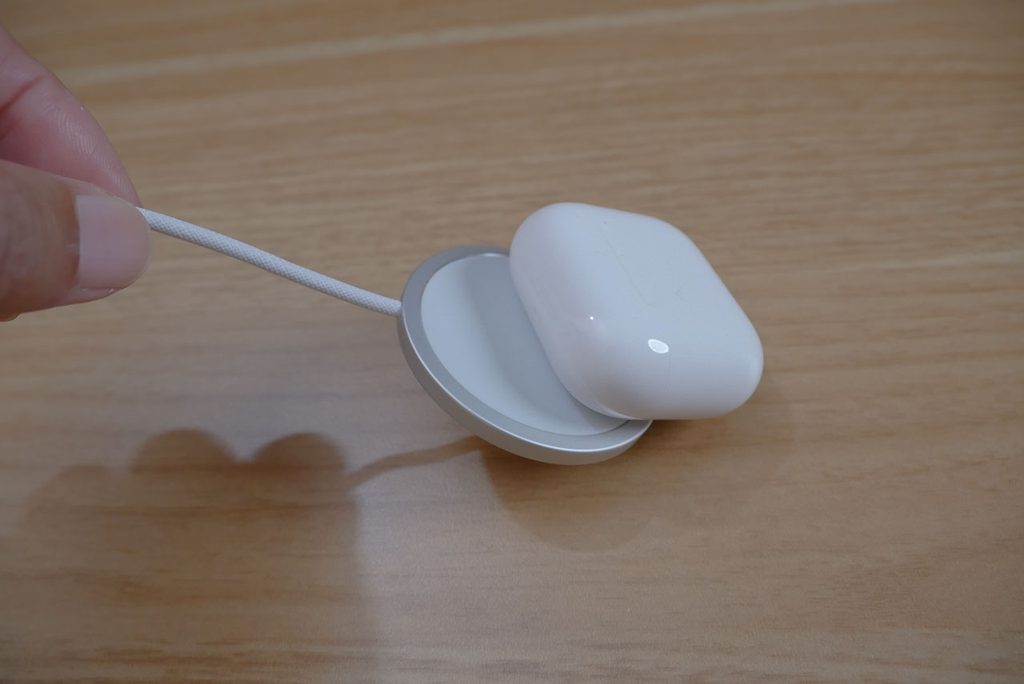 MagSafe充電器から滑り落ちるAirPods5