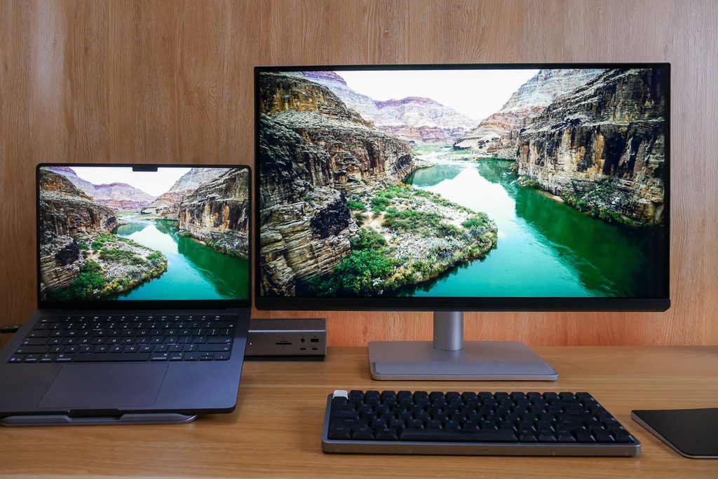 BenQ MA270UPとMacBook Proの画面